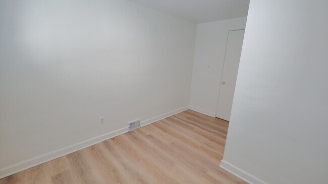 Building Photo - *Recently Updated & Spacious 3BD/1BA Duplex Unit Available for Rent in Castle Shannon*