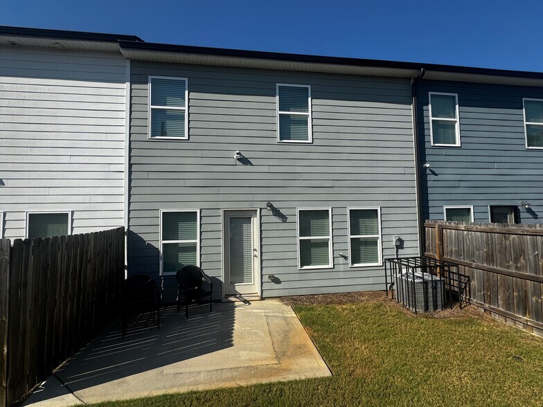 Building Photo - Room in Townhome on The Way Pl