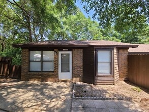 Building Photo - 2 Bedroom 1 Bath in Milton Available for Rent!
