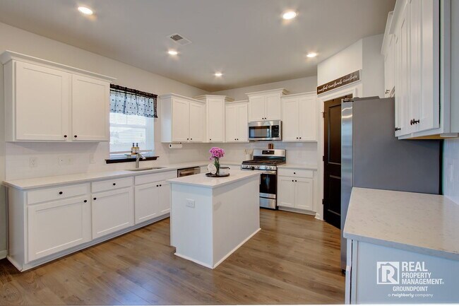 Building Photo - 214 Honey Horn Dr