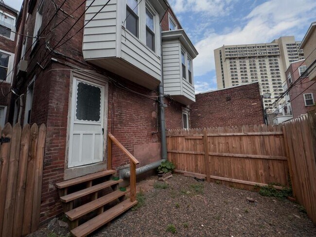 Building Photo - 1832-34 Callowhill St