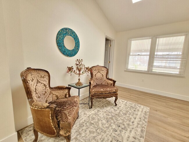 Building Photo - 2017 Woodford Rd