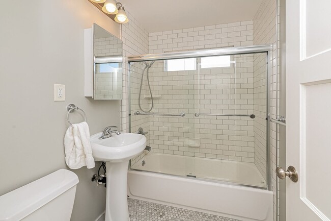 Building Photo - Charming 3BR Home with Spacious Yard in Se...