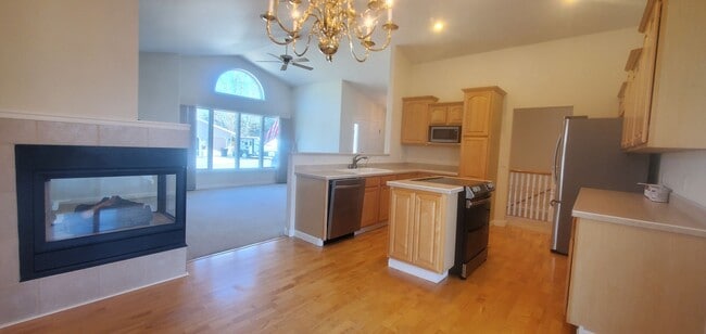 Building Photo - Large 5 bedroom 3 bathroom home!