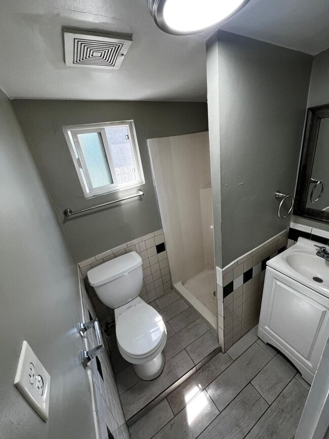 Building Photo - 1 Bedroom House With Yard and Private Laundry