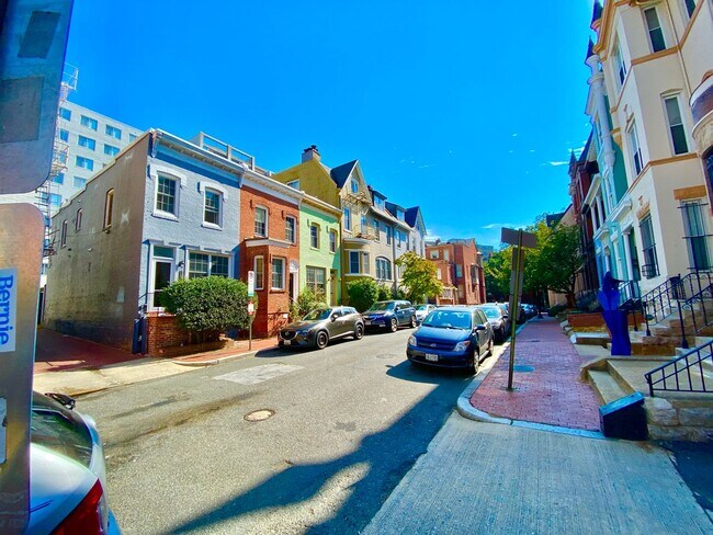 Building Photo - Large  Sunny Dupont Circle 2 bed 2 bath Ap...
