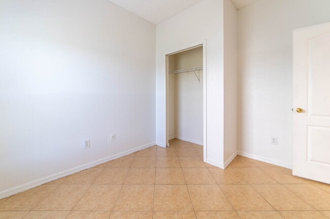 Building Photo - **Charming 4BR/2BA Pond-View Home with Boat Ramp Access – East Orlando **