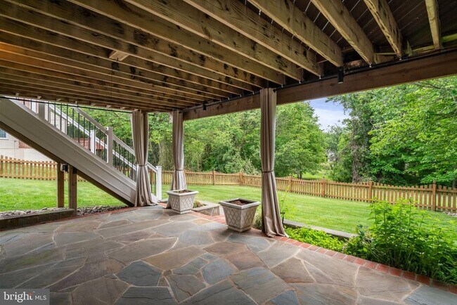 Building Photo - 8527 Silverview Dr