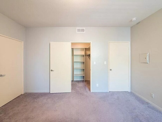 Building Photo - 2222 N Beachwood Dr