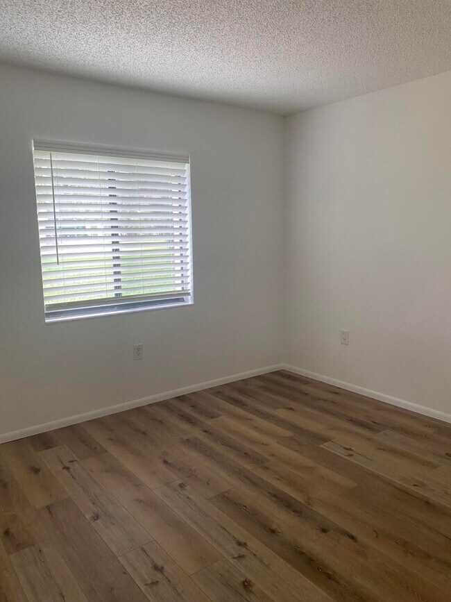 Building Photo - 2217 Flower Tree Cir