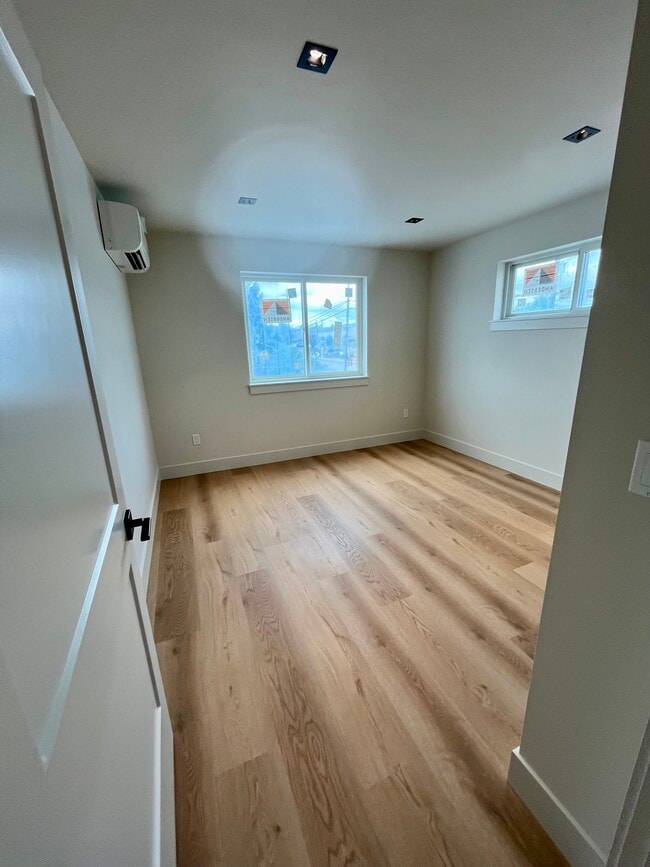Building Photo - 1622 W Antler Ave
