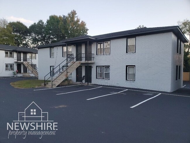 Building Photo - Townhome! Hampton Avenue Apartments — Comfortable Greenville Living Close to Everything