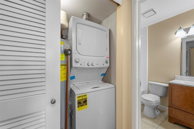 Building Photo - 700 Ridgeside Dr