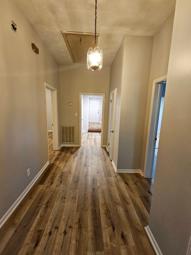 Building Photo - 3 Bedroom, 1 Bathroom- Home in South Rome!