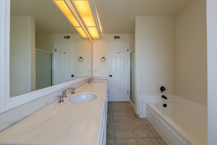 Building Photo - 5467 E Centralia St