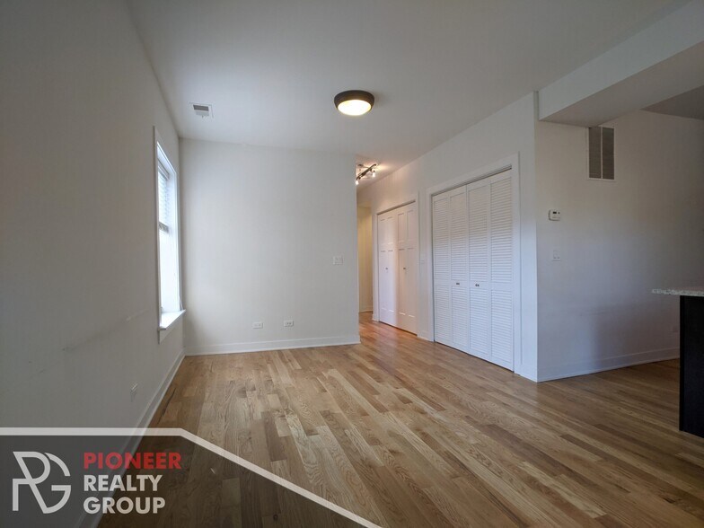 Building Photo - 2203 W Eastwood Ave