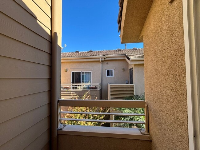 Building Photo - Remodeled 3 Bed 3 Bath Townhome for Rent in Glendale, CA