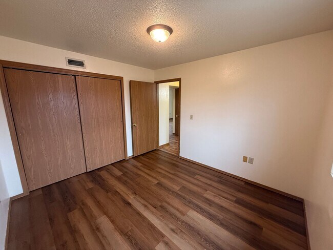 Building Photo - Bright and Cozy 1 Bedroom Upper Unit!
