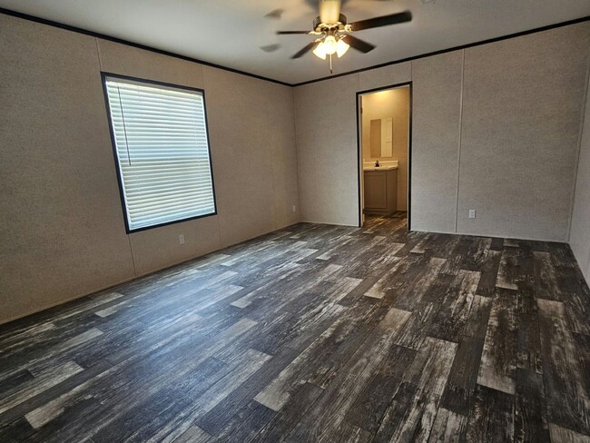 Building Photo - 6671 Hidden Oaks Dr