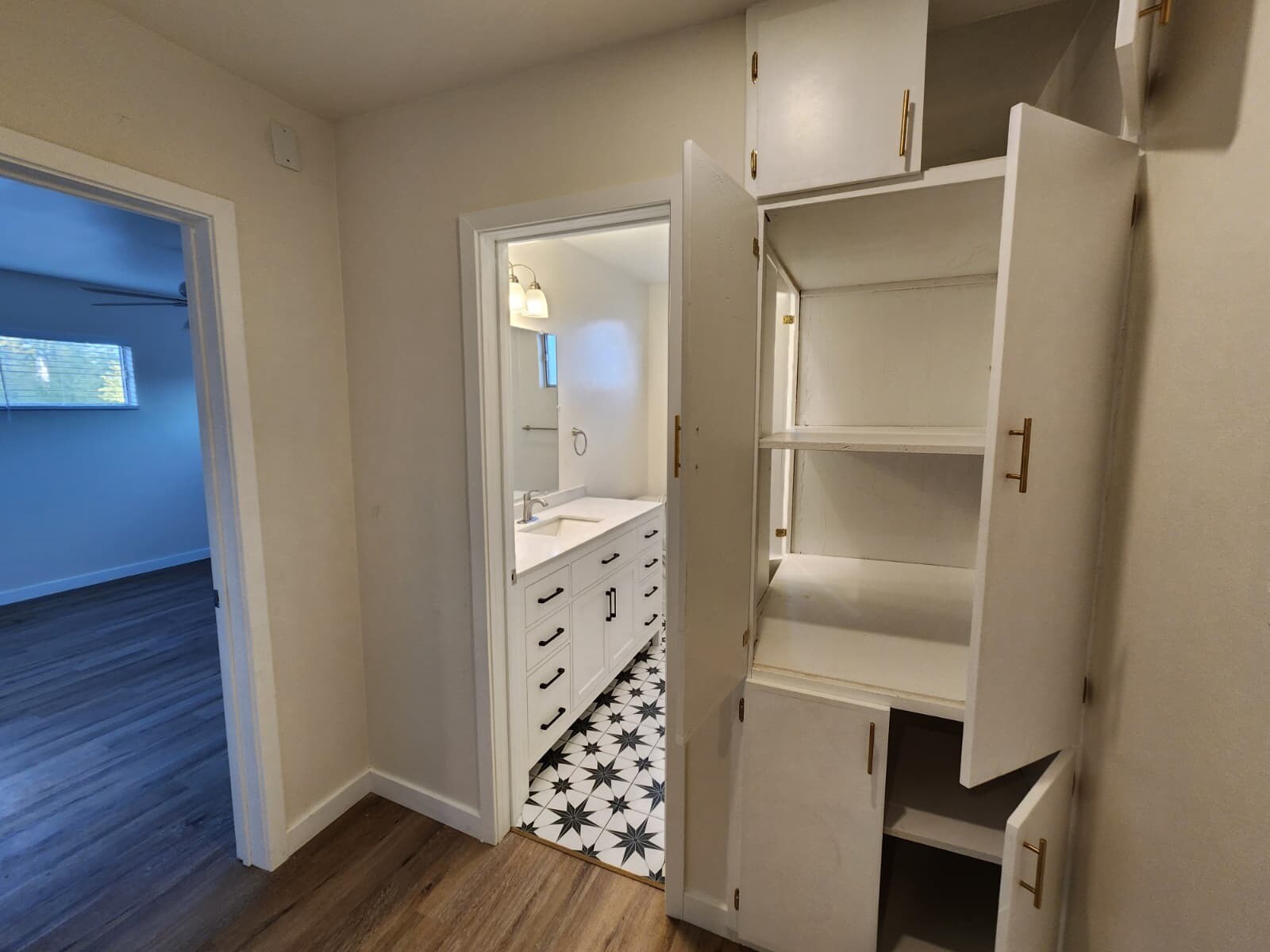 Building Photo - 1414 S Orange Grove Ave