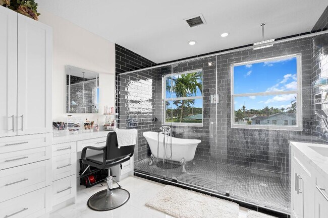 Building Photo - 4102 Artesa Dr