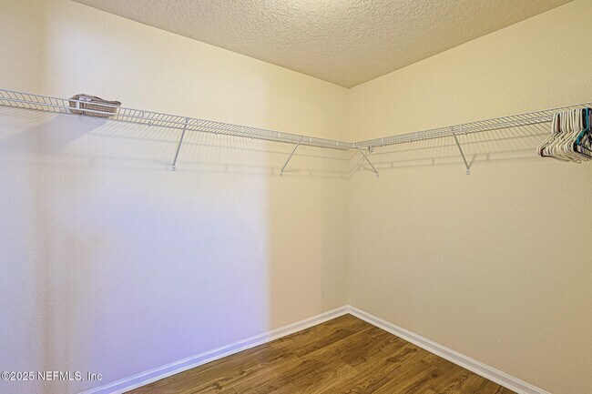 Building Photo - 2408 Bonnie Lakes Dr