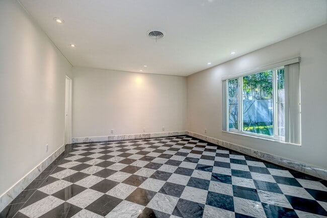 Building Photo - THIS SIZEABLE 4 BEDROOM, 3 ½ BATH, 2482 SQFT RESIDENCE IS READY FOR A LONG TERM RENTER.