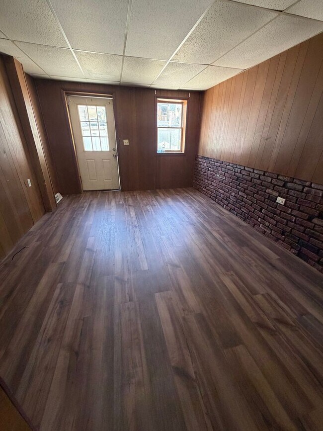 Building Photo - 2 Bedrooms House w/ Large Yard!