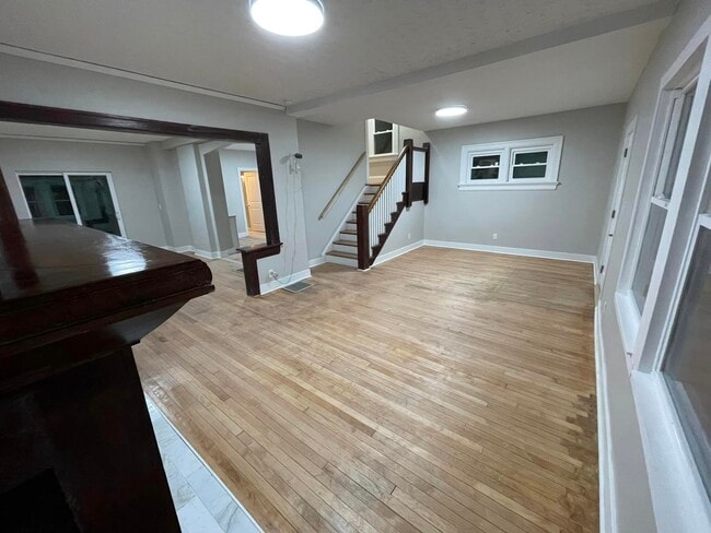 Building Photo - 317 Kenwood Ave