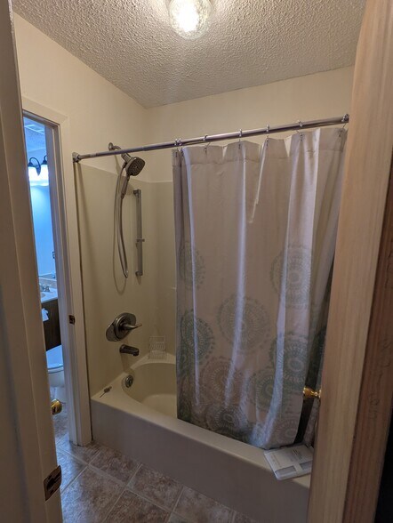 Separate shower and tub - 1501 Green Acres Blvd