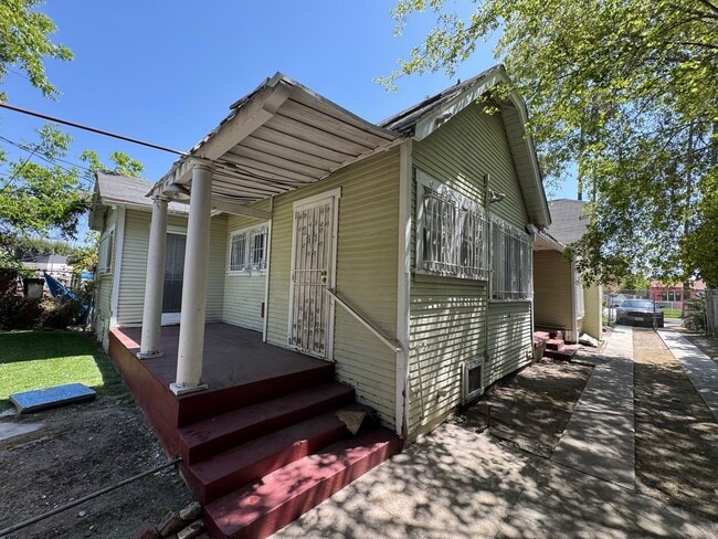 Building Photo - 4817 6th Ave