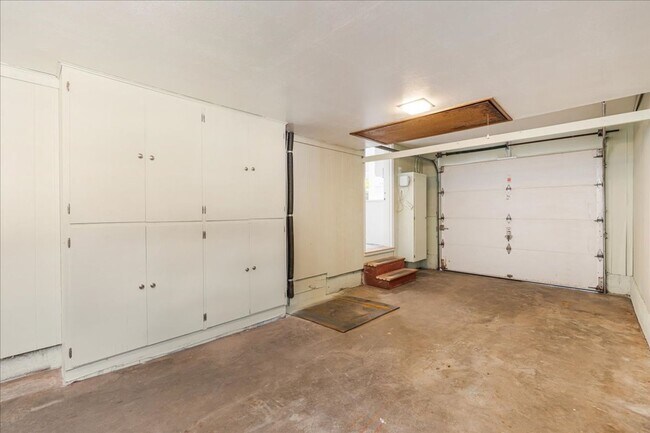 Building Photo - Sweet & Charming 2/1 Home Available Immedi...