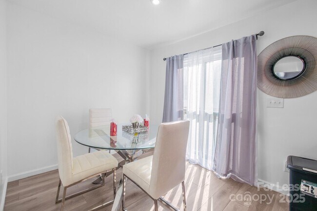 Building Photo - 2715 Sydney Overlook Ln