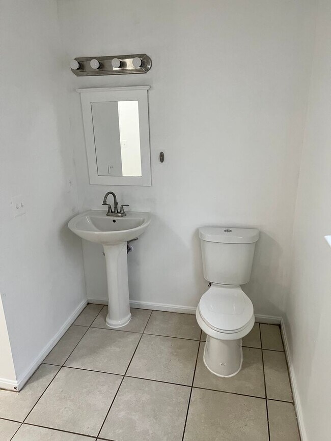 Building Photo - Spacious 3 Bedroom End Unit- Baltimore, MD