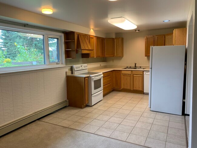 Kitchen with deep drawers and dishwasher - 2279 Franklin St