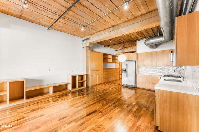 Building Photo - 530 S Hewitt St