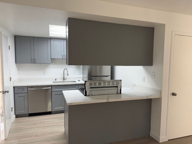 Building Photo - 401-403 Elizabeth Way