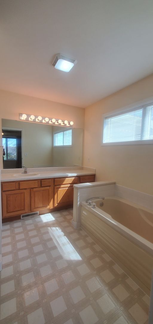 Building Photo - Large 5 bedroom 3 bathroom home!