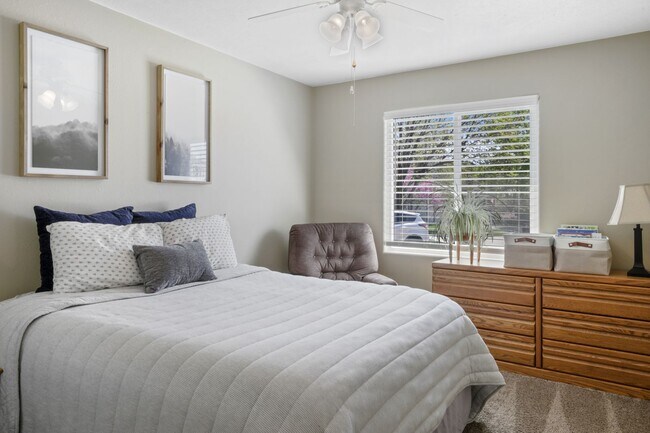 Building Photo - Stunning Raised Ranch | 4 Bedroom 3 Bathro...