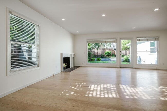 Building Photo - Beautiful 3 Bedroom / 2 Bath Single Family...