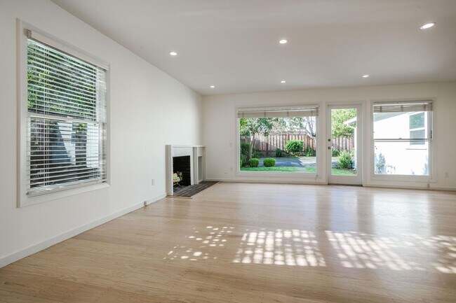 Building Photo - Beautiful 3 Bedroom / 2 Bath Single Family House in Burlingame!