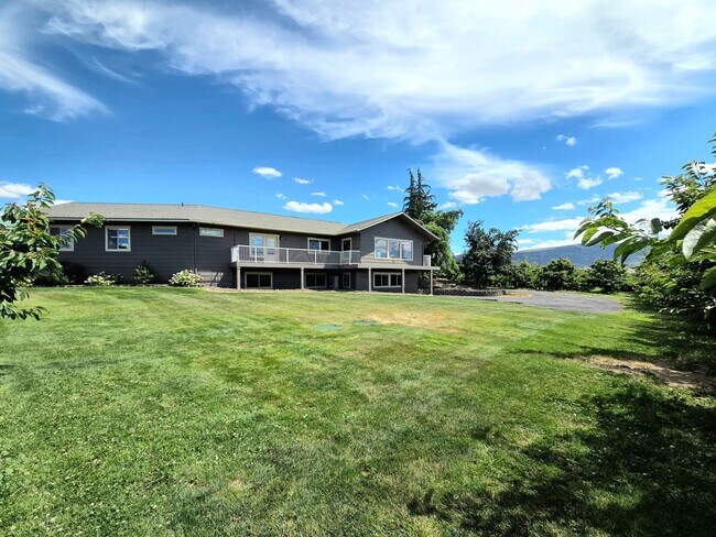 Building Photo - Massive House for Rent on a Cherry Orchard! Rental Options as a 4-bed or as two 2-beds!