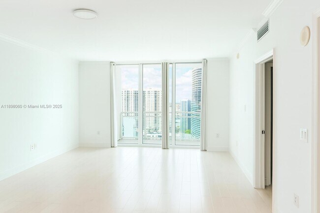 Building Photo - 951 Brickell Ave