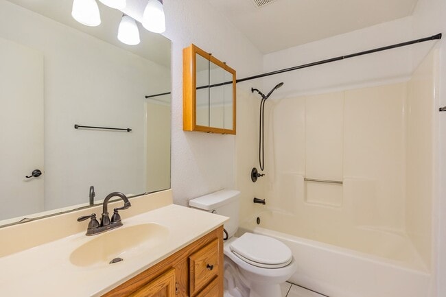 Building Photo - 3 Bedroom 2 Bath Home