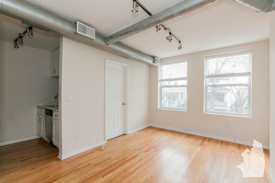 Building Photo - 2520 W Leland Ave