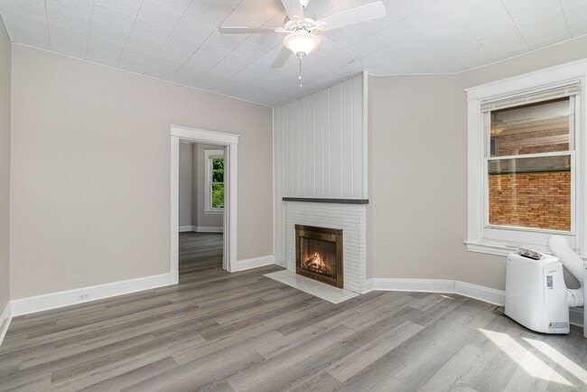 Building Photo - Gorgeous 3 Bedroom 1 Bathroom House