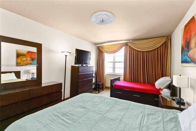 Building Photo - 100 Lincoln Rd