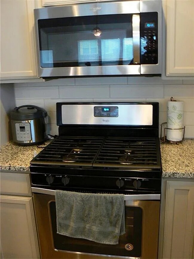 Building Photo - Coming Soon 4BR/2.5BA w/ Fenced Yard + Assigned Parking in Round Rock, TX