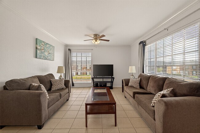 Building Photo - 2201 Fountain View Dr