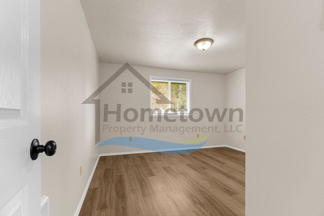 Building Photo - 2 Bedroom 1 Bath Home with Attached Garage...